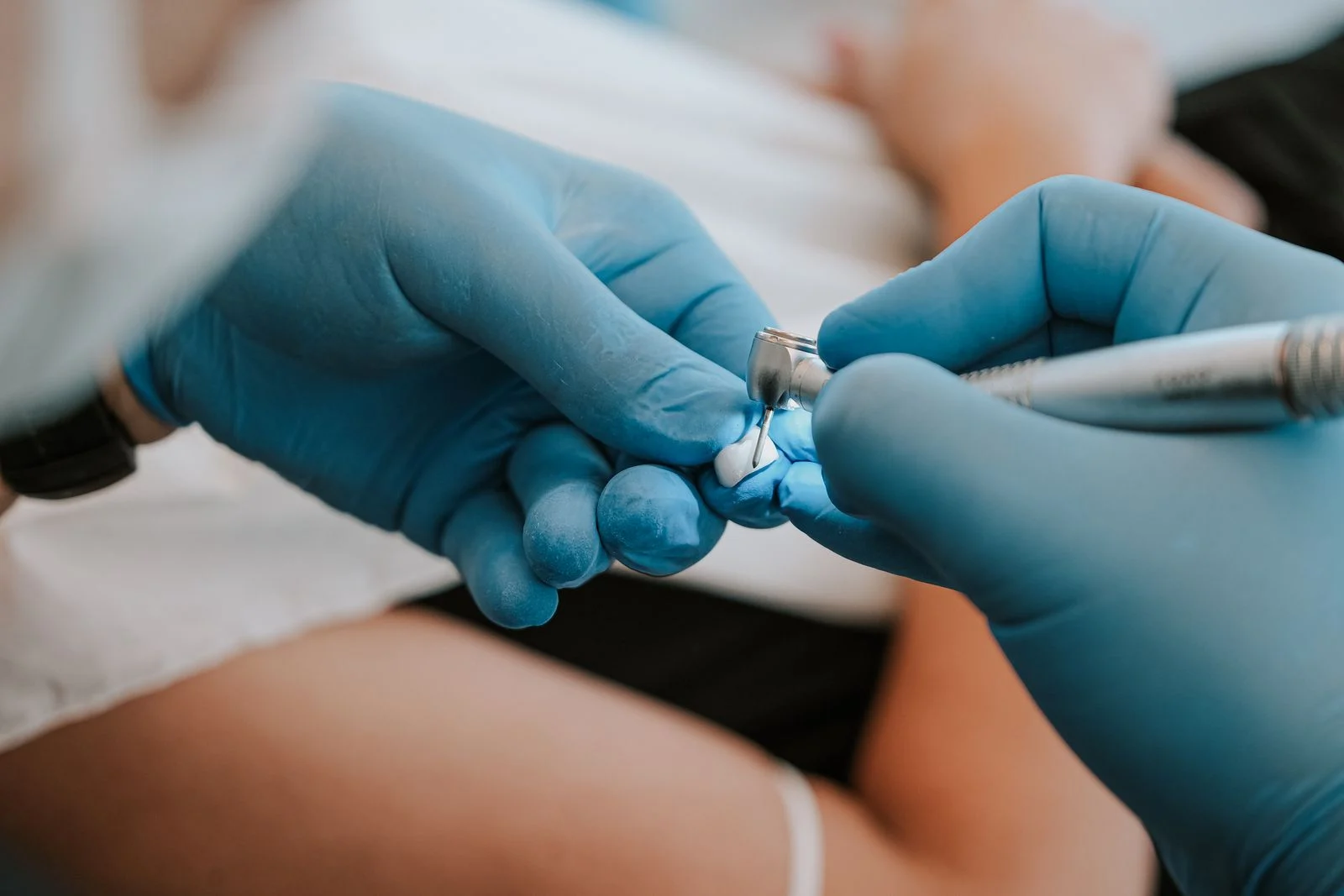 Ataşehir'de aynı gün implant kalıcı mıdır sorusunun değerlendirildiği cerrahi hazırlık