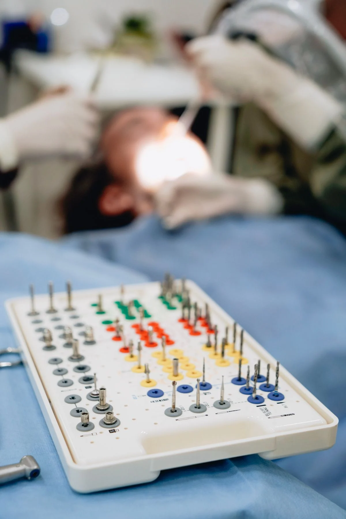 Kit de implant dentar folosit în timpul tratamentului la clinica din Istanbul