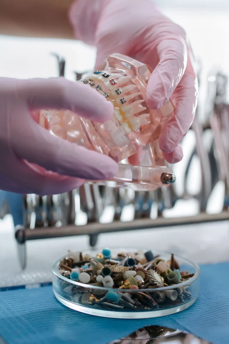 Consultație într-o clinică unde se explică cât durează un implant dentar în Turcia