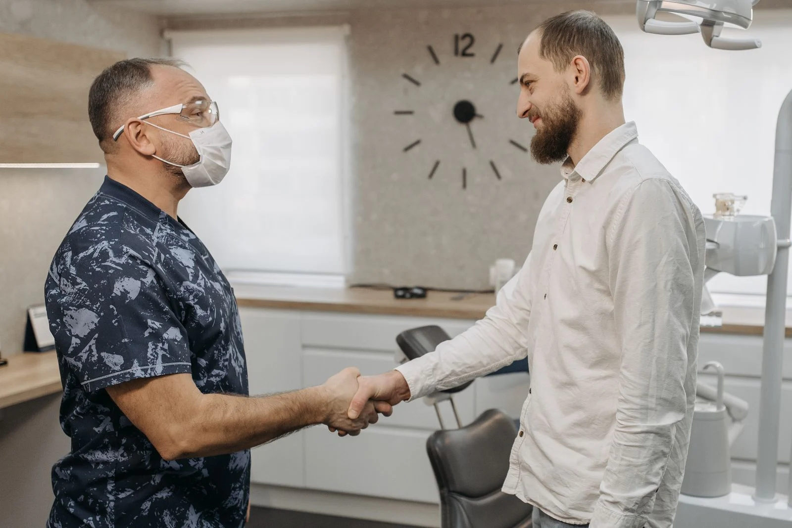 Choosing a dental clinic in Turkey: patient and dentist agreeing on a treatment plan