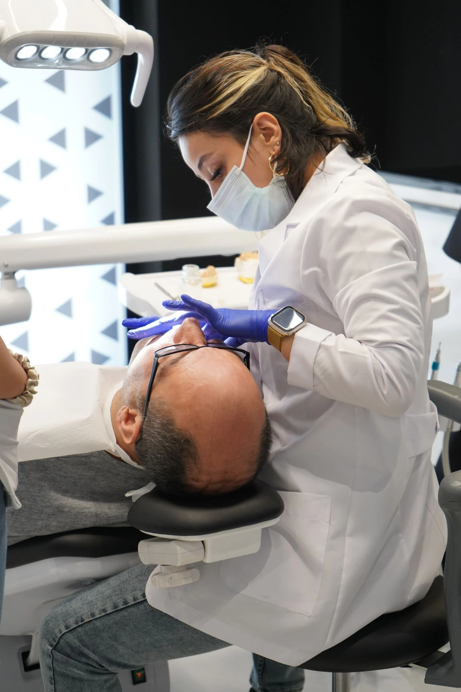 Surgeon in an Istanbul clinic explaining how many implants in one session can be placed