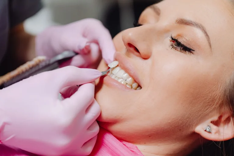 Lamine mi zirkonyum mu kararı için diş kaplama uygulaması yapılan hasta
