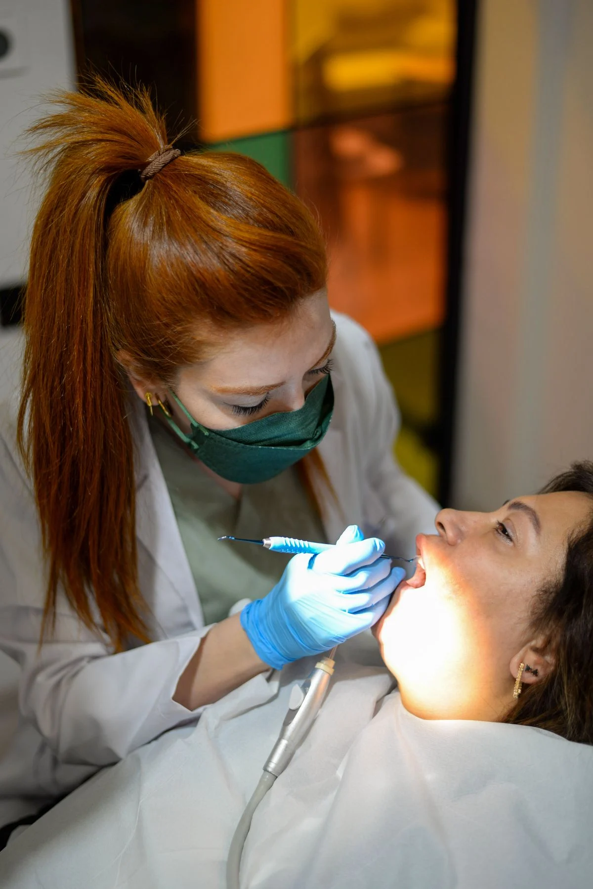 Chirurgul maxilo-facial verifică vindecarea zonei de adiție la un control
