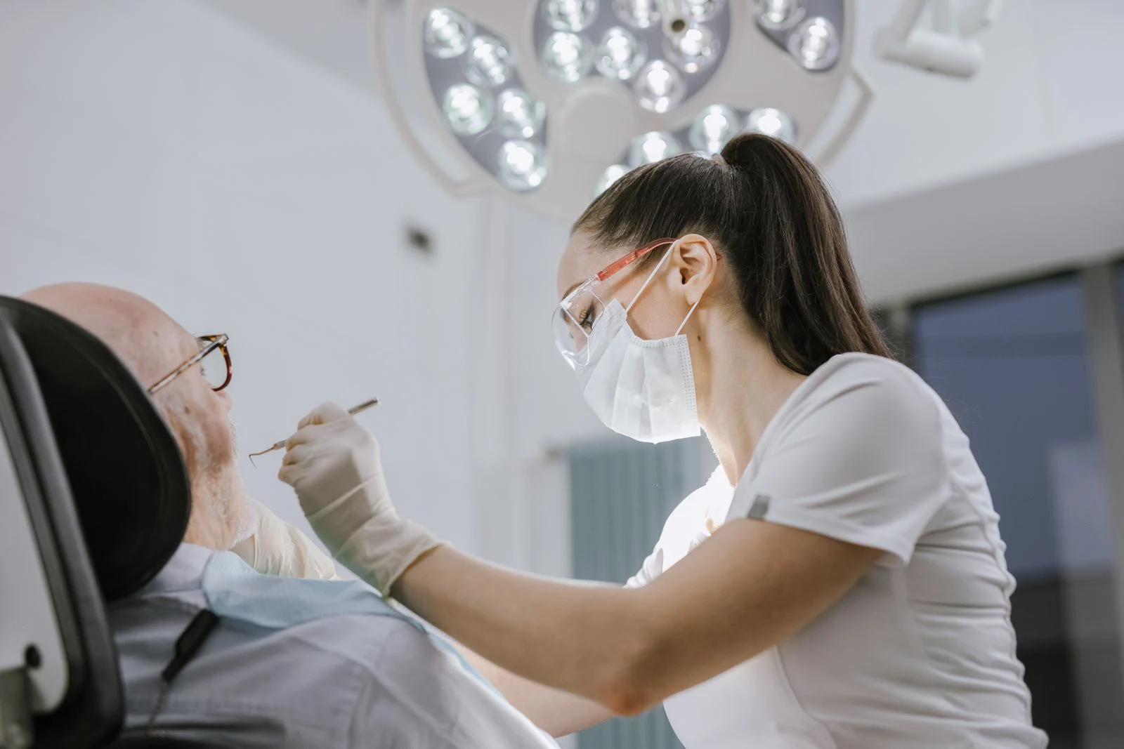 Ce riscuri are implantul zigomatic explicat de chirurgul maxilo-facial pe o tomografie