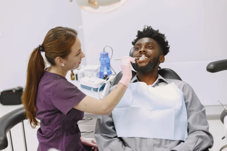 Este diferit implantul la maxilarul superior explicat pe o tomografie de chirurgul maxilo-facial