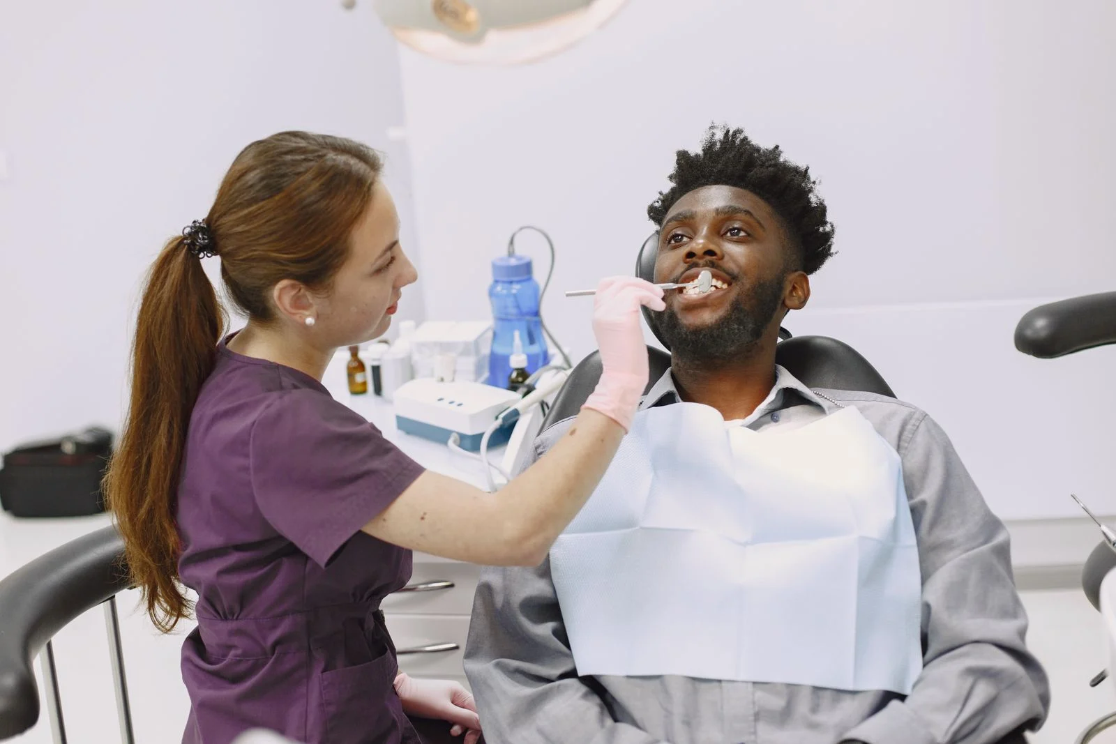 Este diferit implantul la maxilarul superior explicat pe o tomografie de chirurgul maxilo-facial