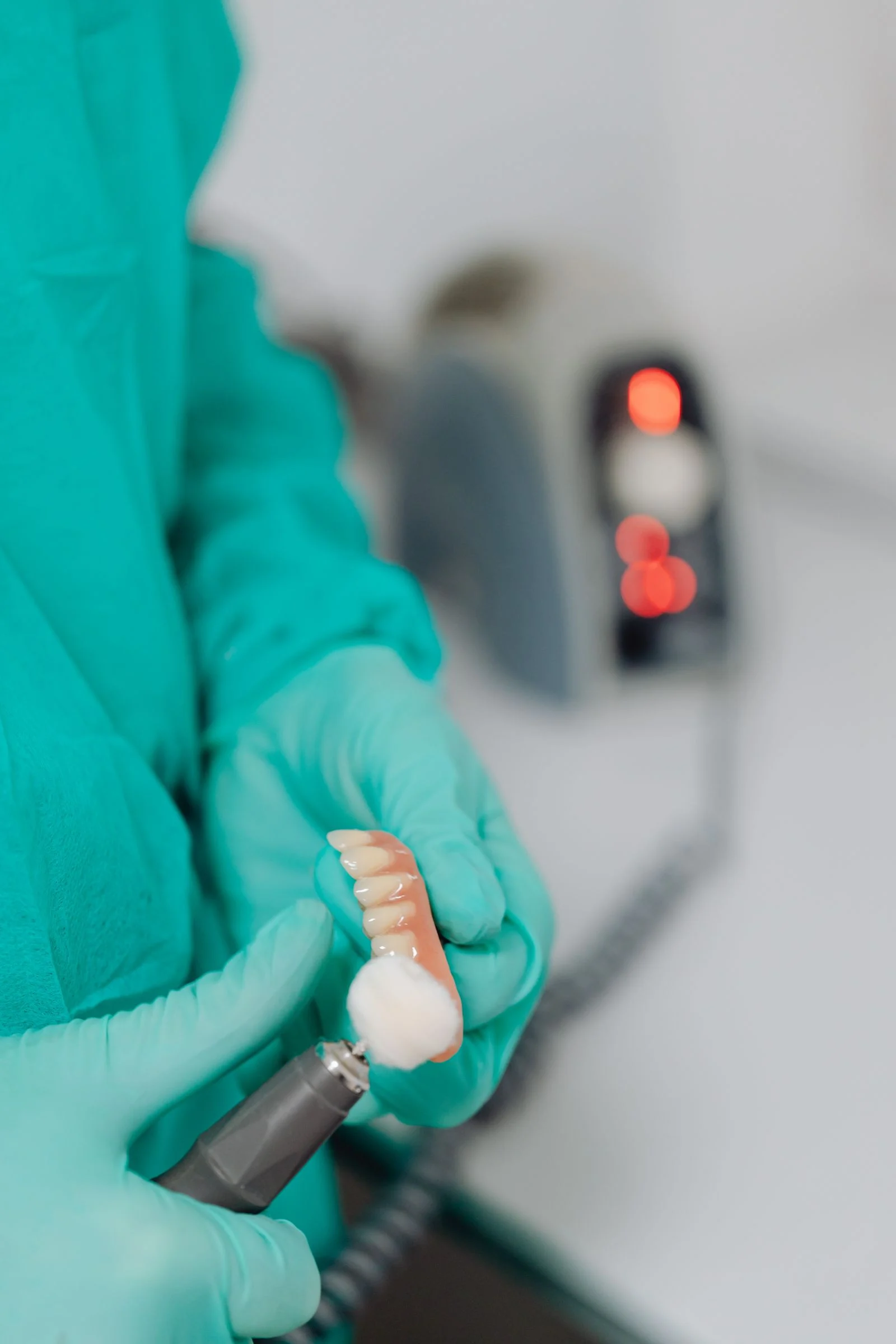İmplant üstü protez çıkarılabilir mi sorusunu anlatan implant üstü protez modeli