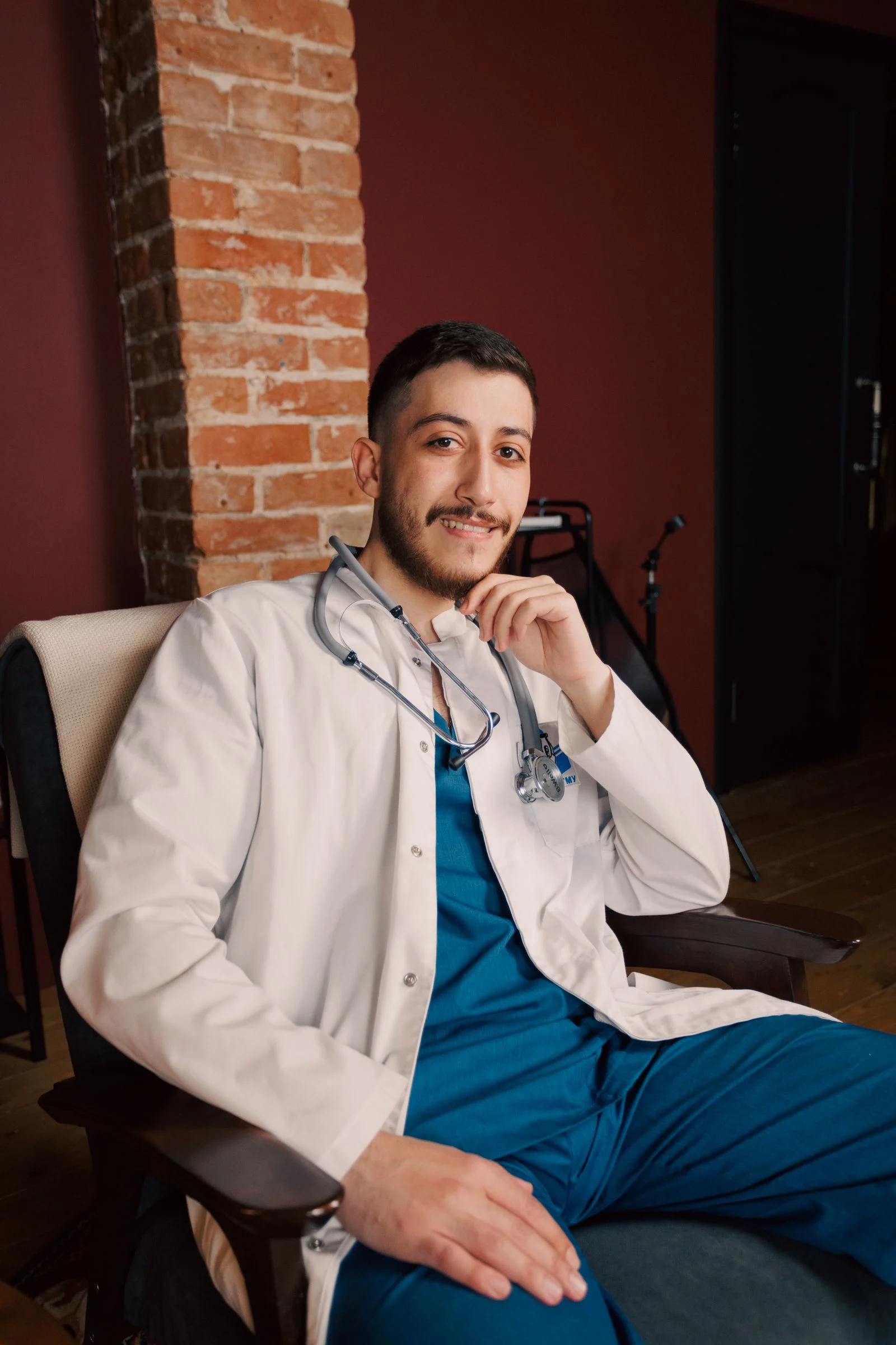 Should you get veneers or implants explained by a dentist comparing both options