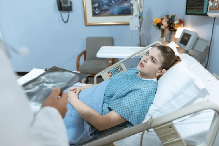Tansiyon ilacı kullananlarda implant yapılır mı sorusunu değerlendiren hekim muayene sırasında hastayla konuşuyor